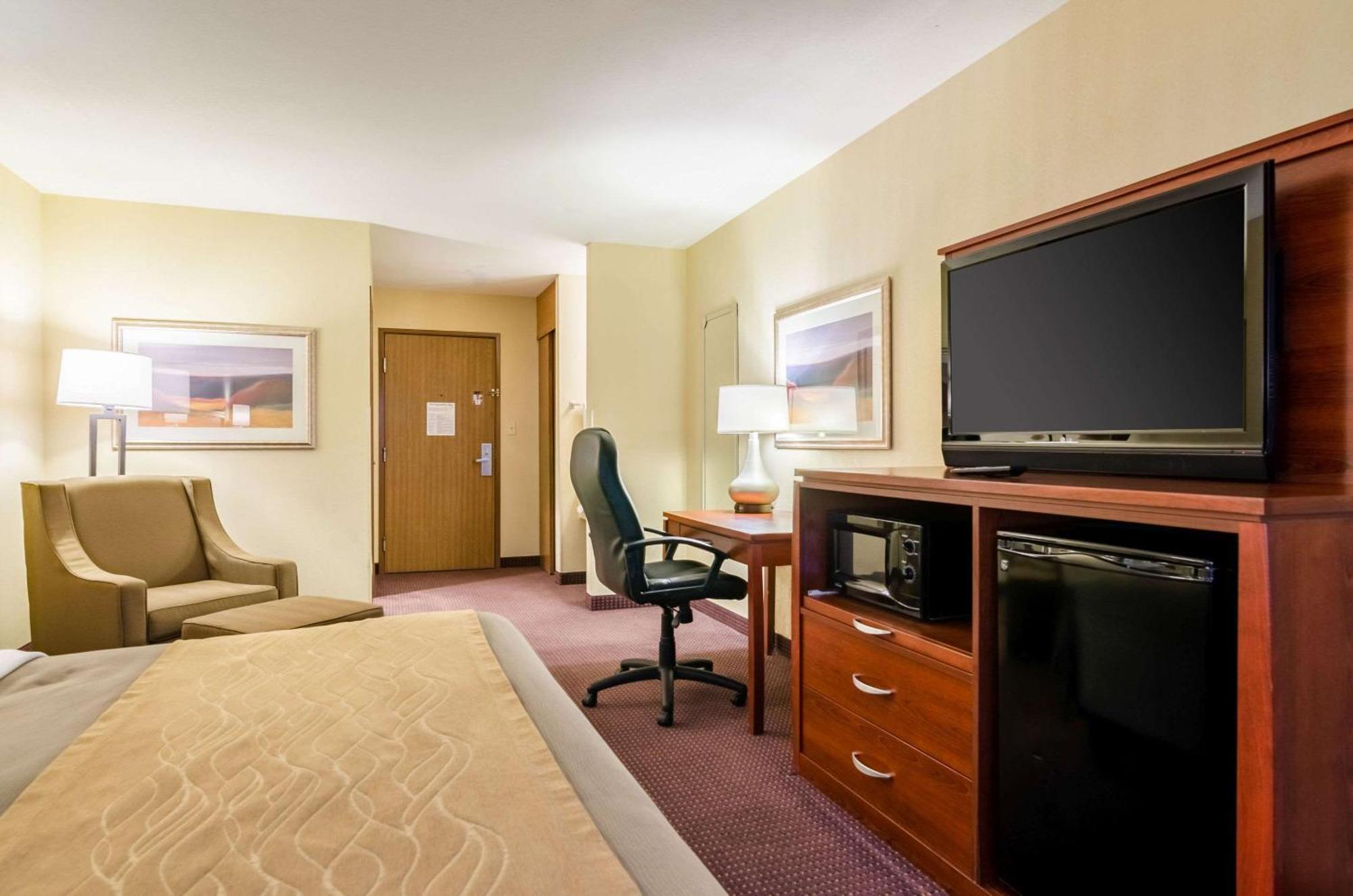 Comfort Inn Колби Екстериор снимка