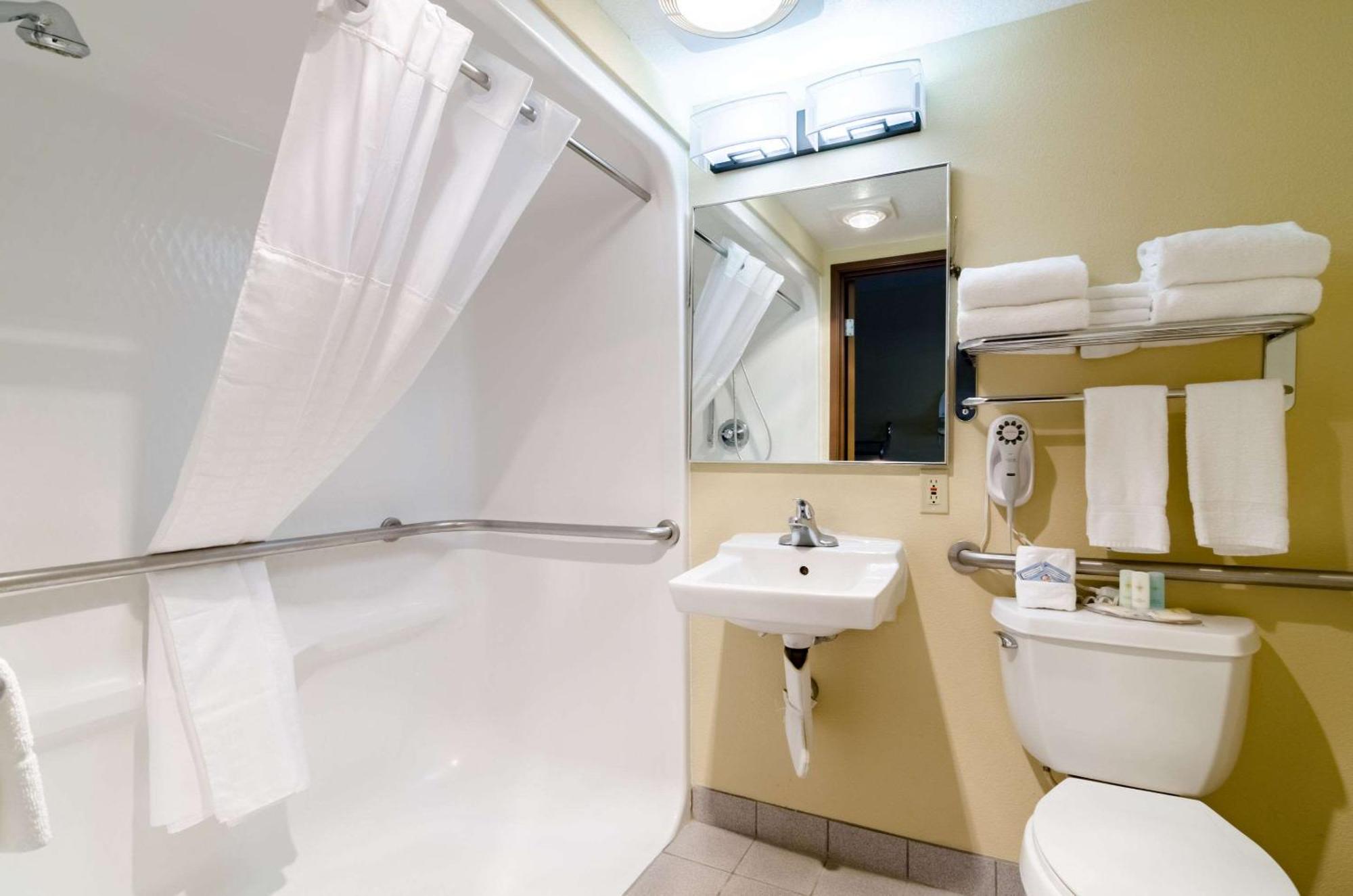 Comfort Inn Колби Екстериор снимка