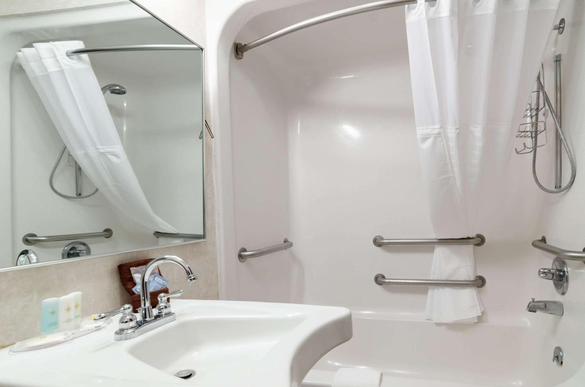 Comfort Inn Колби Екстериор снимка