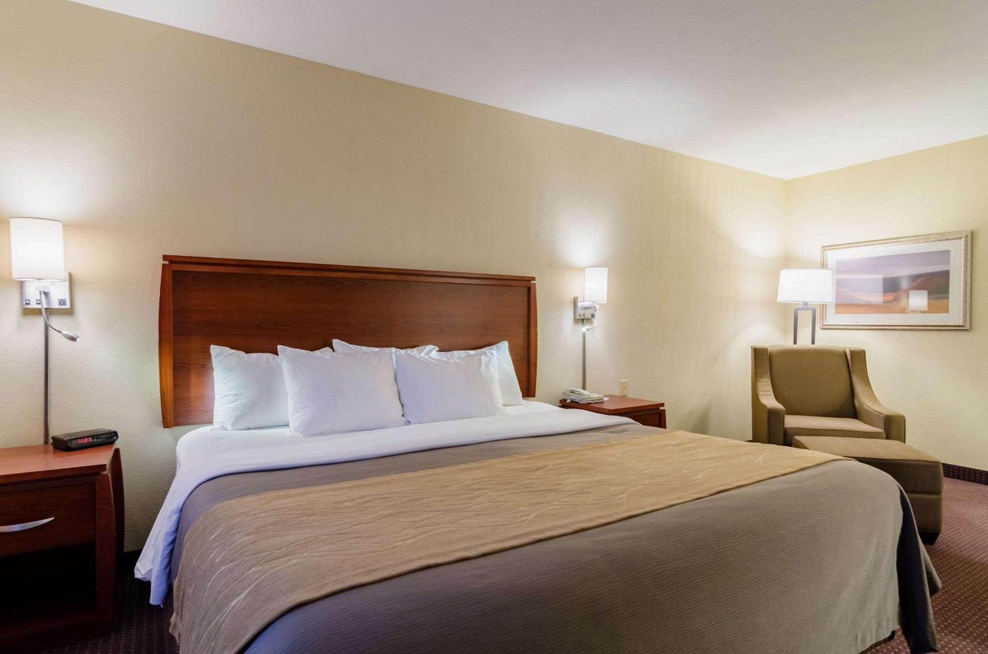 Comfort Inn Колби Екстериор снимка