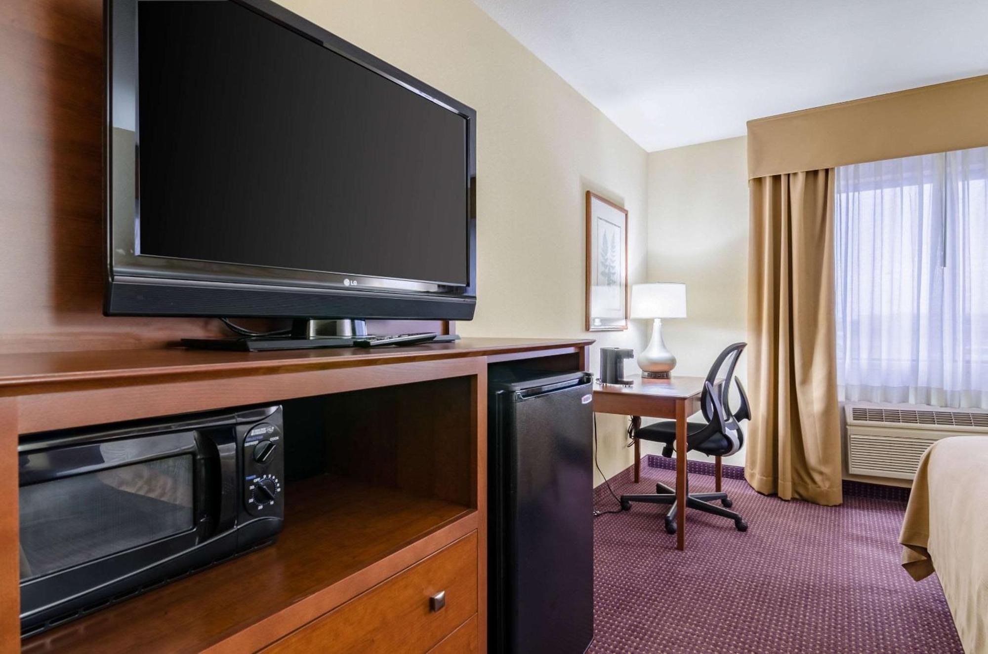 Comfort Inn Колби Екстериор снимка