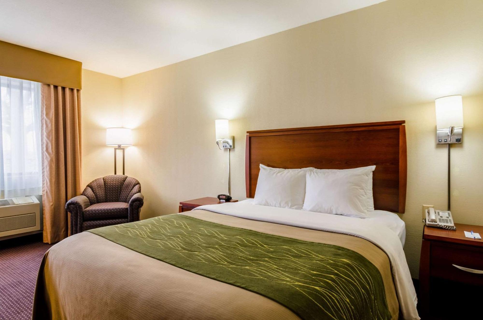 Comfort Inn Колби Екстериор снимка