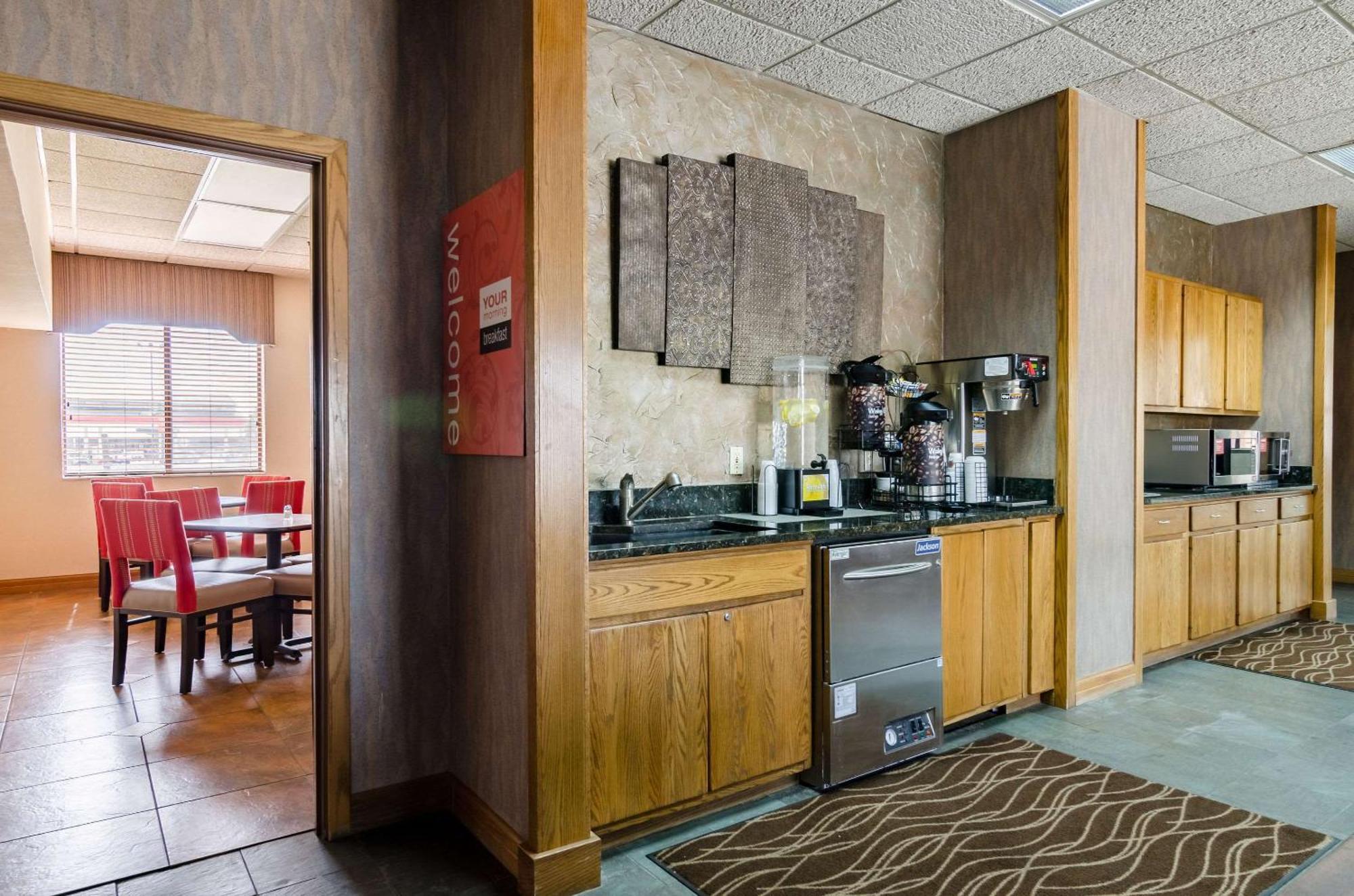 Comfort Inn Колби Екстериор снимка