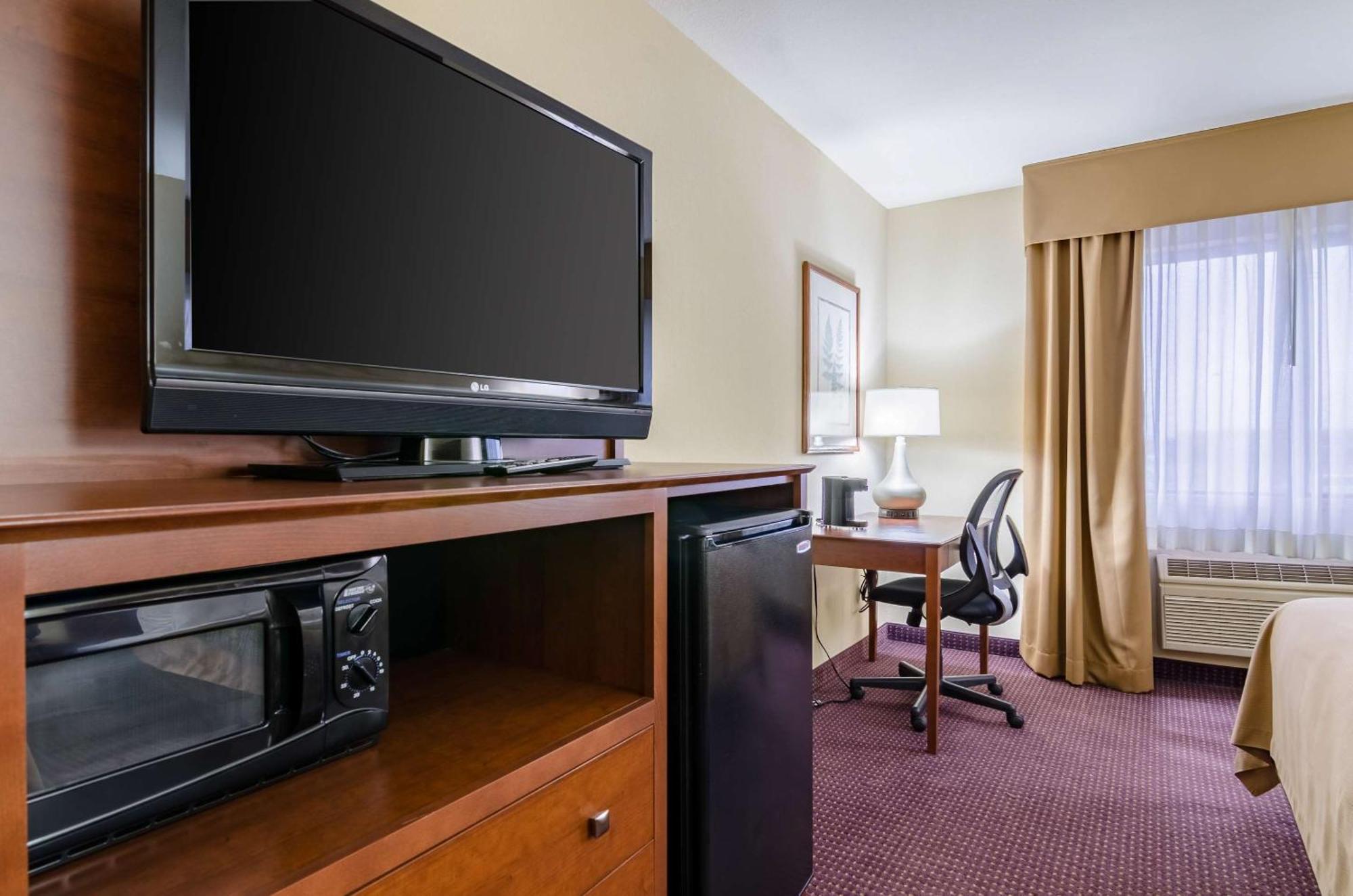 Comfort Inn Колби Екстериор снимка