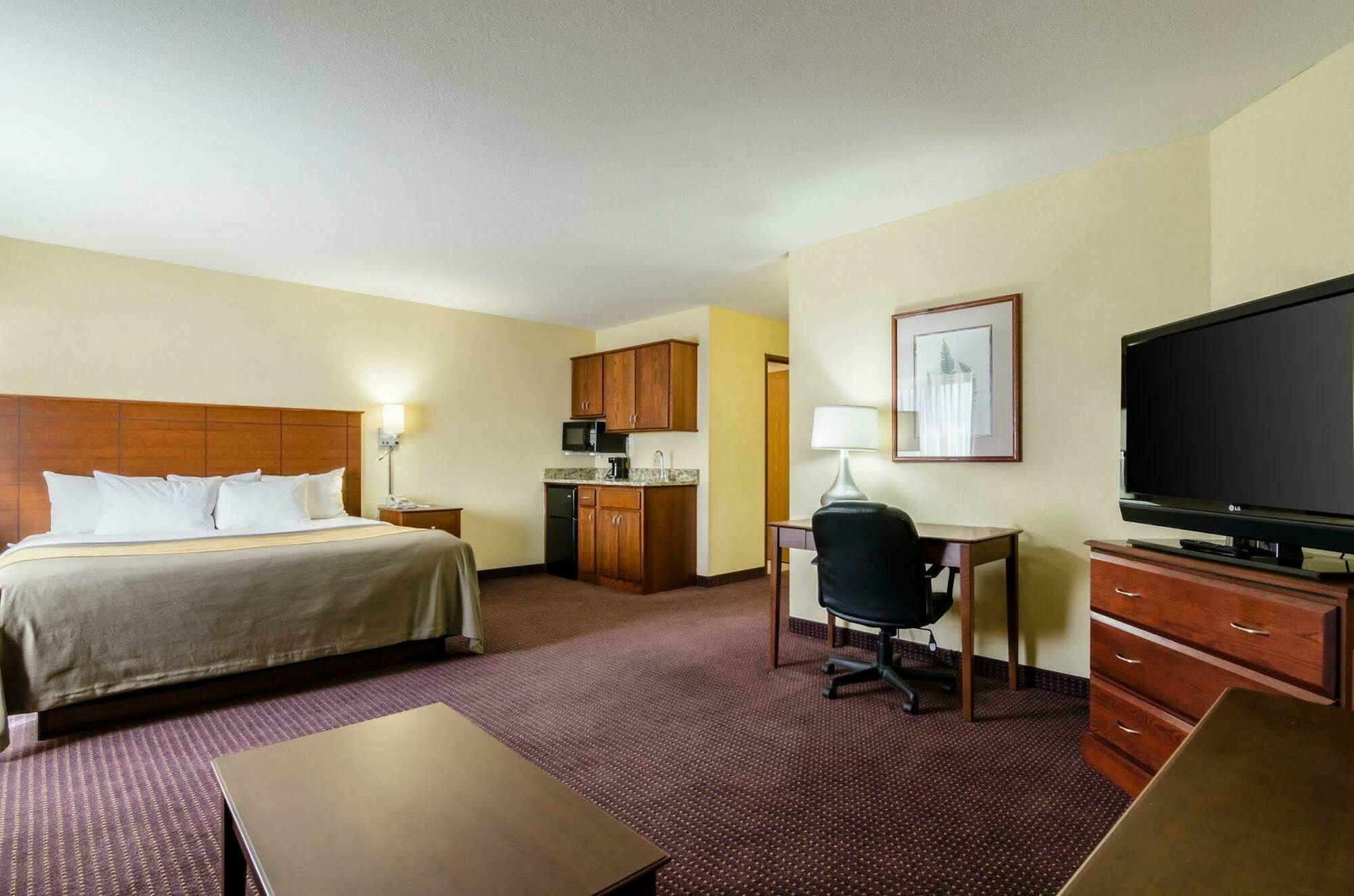 Comfort Inn Колби Екстериор снимка